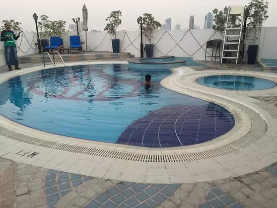 استخر هتل هاوارد جانسون دبی